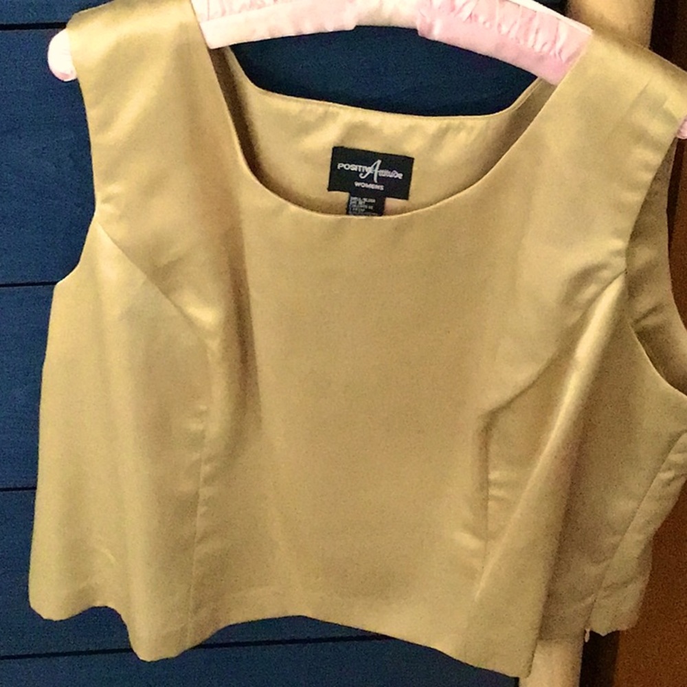 WOMAN’S DRESSY SHELL. Cropped top.